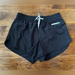 Vuori Clementine Short 4” 2.0 in Black, Size Medium